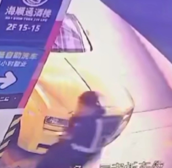 男子隨後離開。