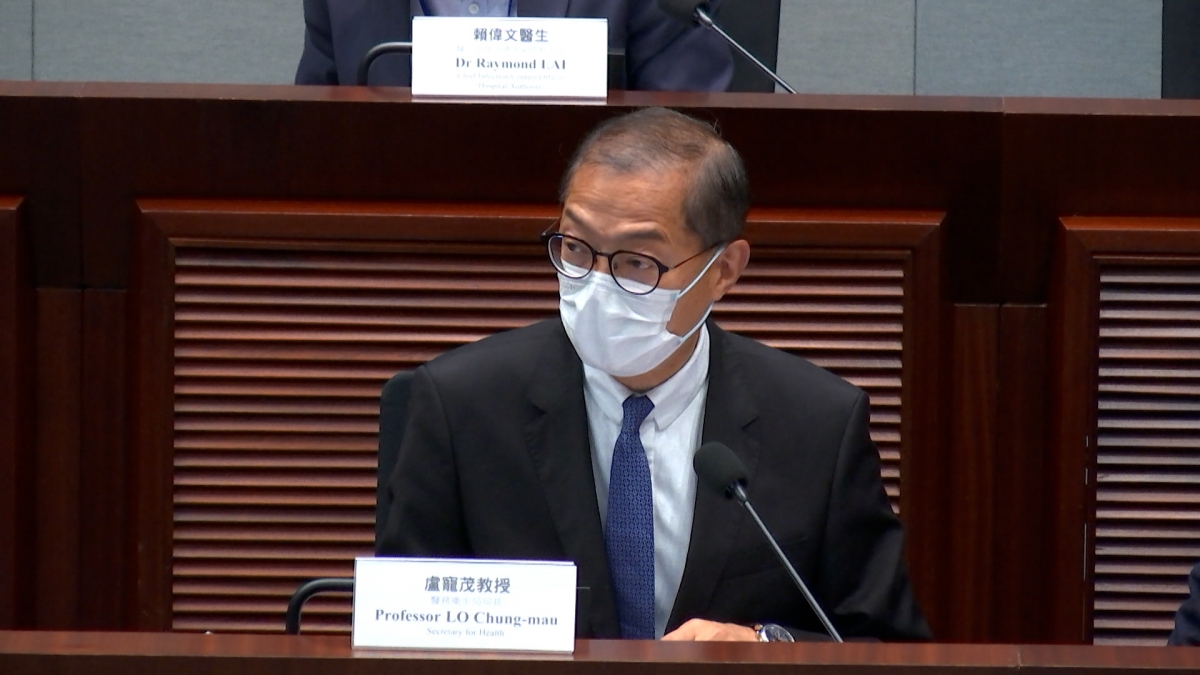 主事的醫務衞生局局長盧寵茂在周五(9日)在立法會衞生事務委員會上表明,現階段不會取消「安心出行」,但將進行檢討,強調「安心出行」與內地「健康碼」是兩回事,「唔存在過唔到心理關口」。