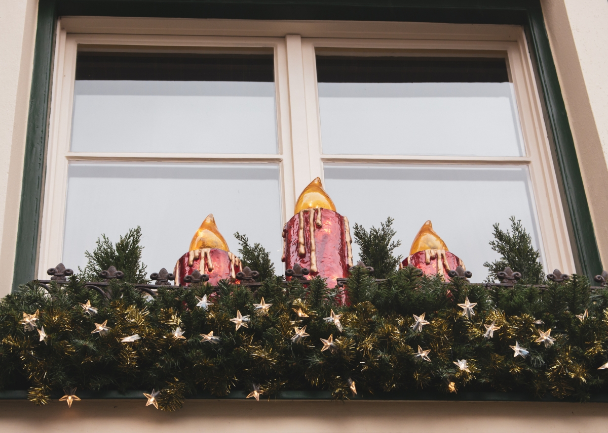 聖誕倒數月曆來源於19世紀初期,德國新教徒會在聖誕節前夕把點燃的蠟燭放在窗戶上。