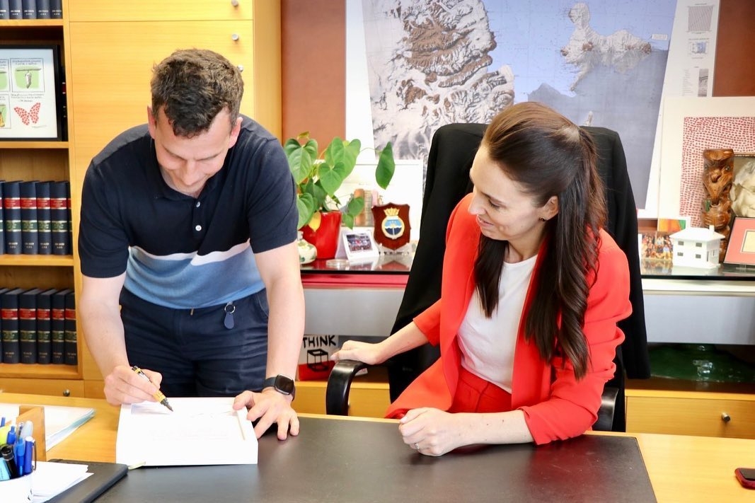 兩人決定將國會記錄副本進行慈善拍賣後附上簽名。