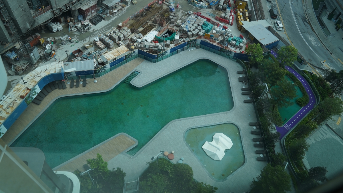 張生在收樓後卻略感失望，他認為，「理想與現實有差別，會所暫時只能開放一半，另一半仍在施工。」