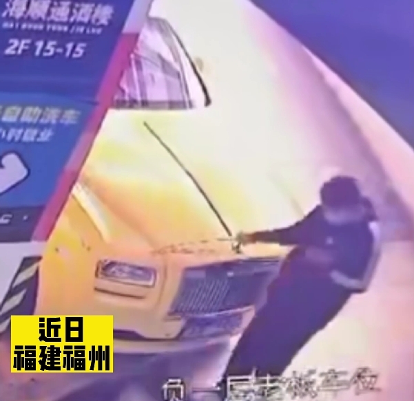 男子路過勞斯萊斯時突然伸手玩弄車頭雕像。
