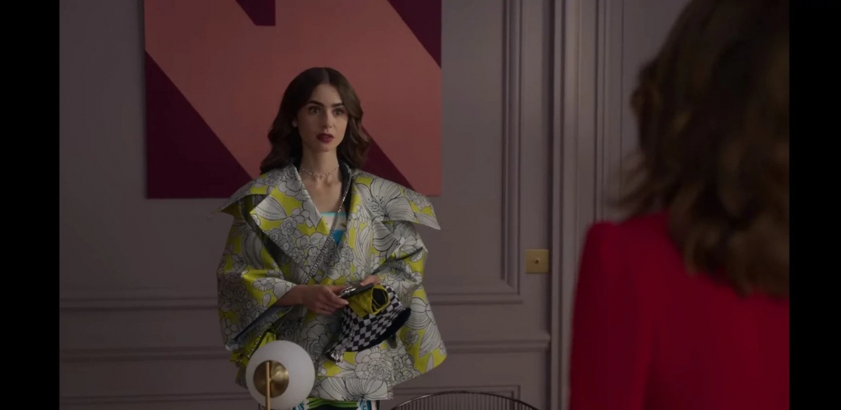 艾蜜莉在劇中最昂貴的Vassilis Zoulias黃色夾克，價值53987美元（約42萬港幣）。