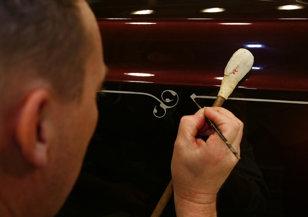 勞斯萊斯車身腰綫由工匠手工繪畫而成。