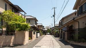 地主要繳付土地的固定資產稅、都市計劃稅等等，都是比較大的開支。