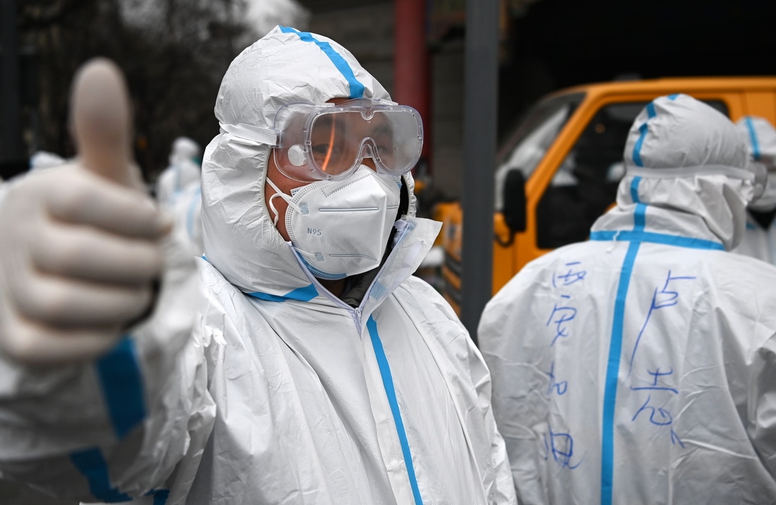 根據國內專家的講法，新冠病毒已經變弱，死亡率跟流感差不多。