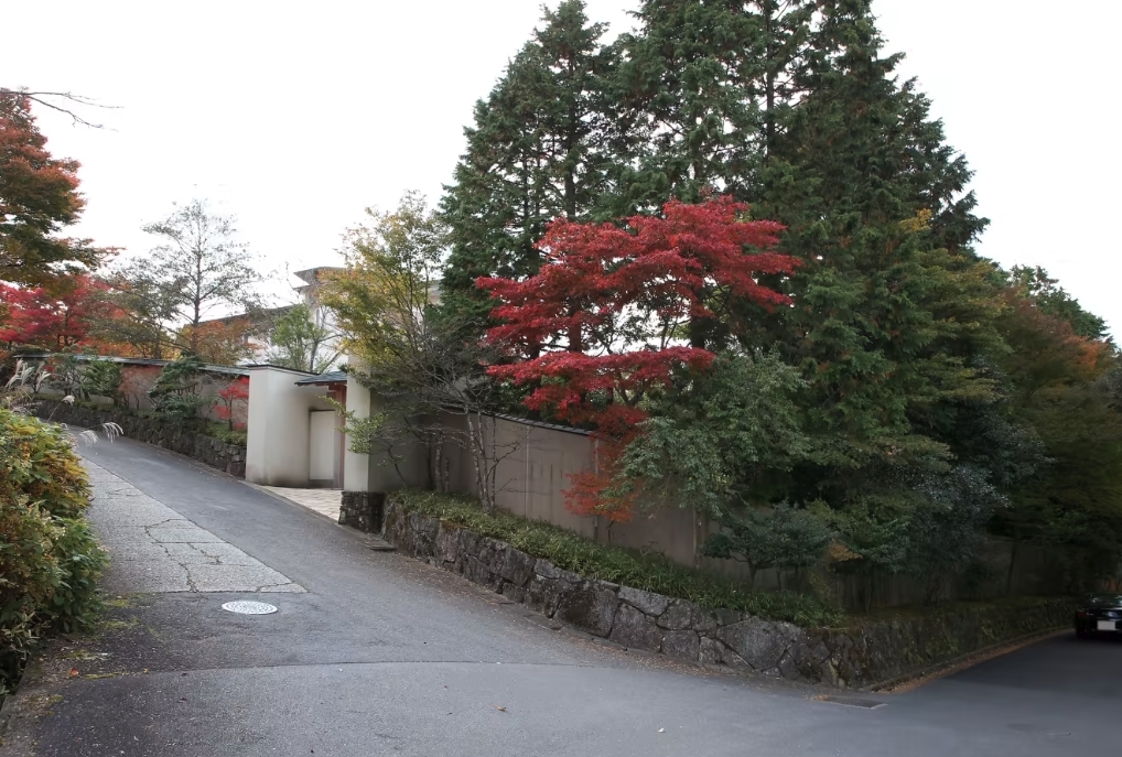 日本八卦周刊《FRIDAY》亦於上周報道馬雲的日本生活,形容他「在箱根的豪宅過著舒適的生活」。