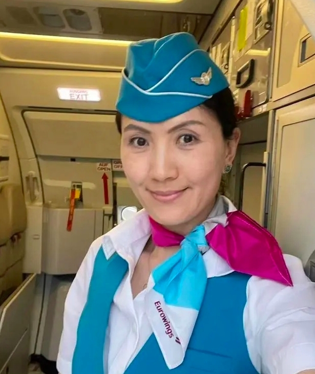 「50歲華人女子應聘空姐被三家航司錄取」的勵志故事引發內地網友廣泛關注,一度登上微博熱搜。