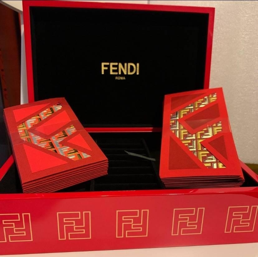 不少奢侈品牌亦趁新春期間推出利是封套裝,套裝除了利是封通常亦會附上其他精品,例Fendi利是封連珠寶首飾盒,叫價2,280元。