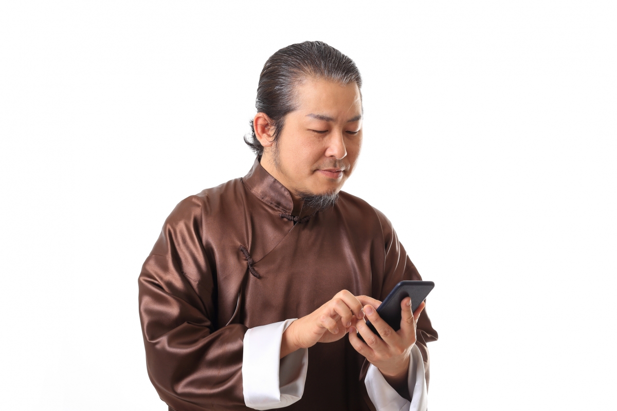 首選開工吉日為仍在假期當中的正月初二,可在家發Email或短信祝賀老闆及同事,説一些大吉大利的祝福語。