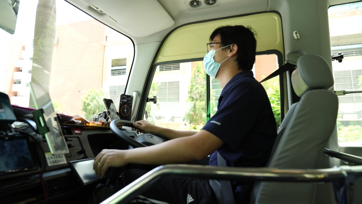 原來其真實身份為被稱作「碩士小巴佬」，本港最高學歷的小巴司機Franki。