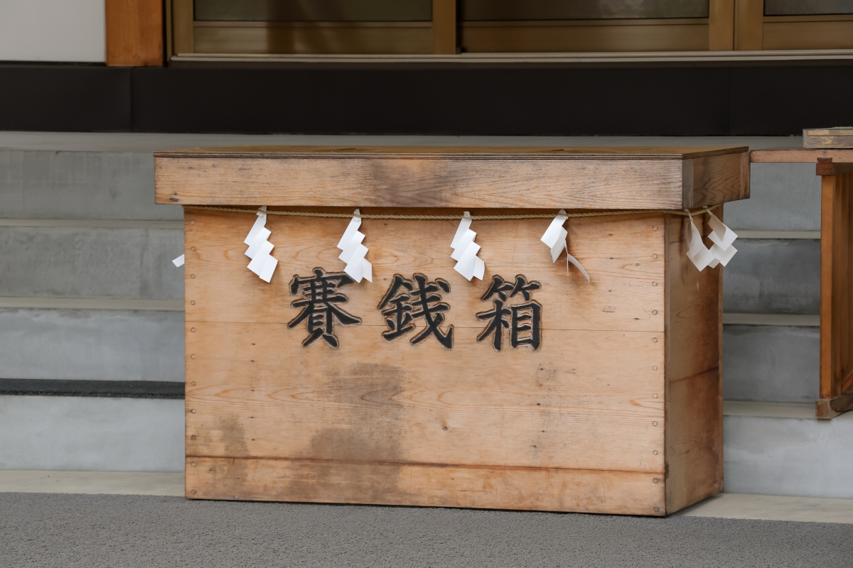 日本神社一天可獲取數百枚請願者投幣的香油錢,估算一年需繳付10萬日圓手續費。