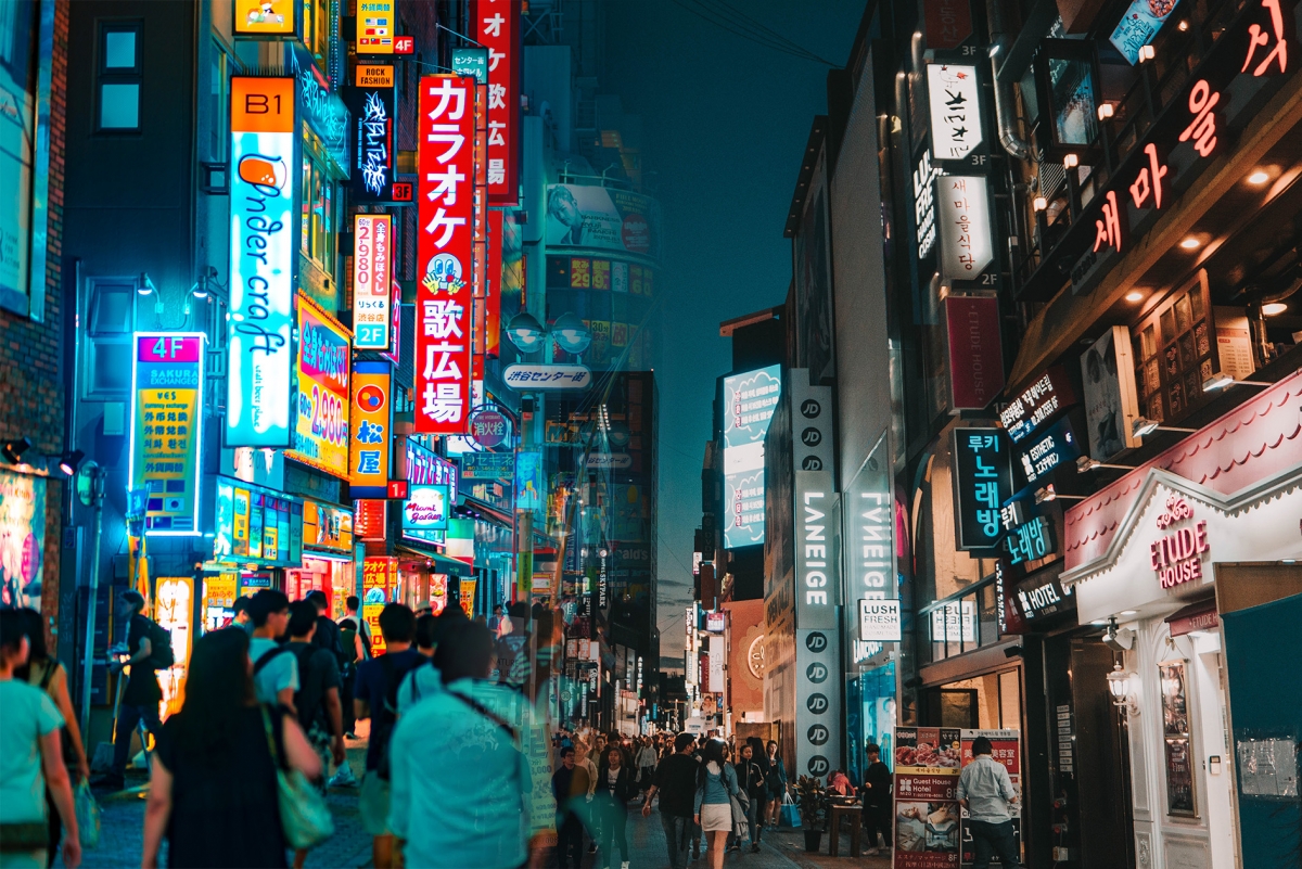 近日有內媒以《出境遊恢復10天,中國遊客衝至首爾和東京的奢侈品店掃貨》為題報道。