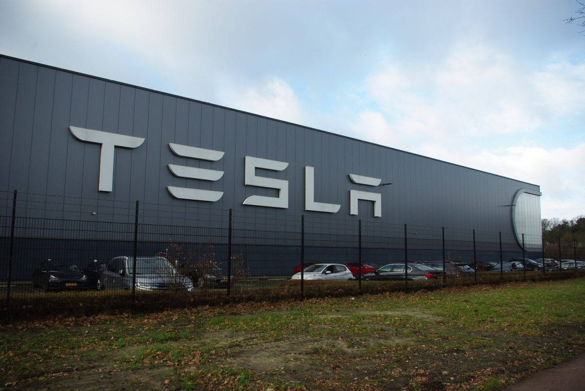 自大減價後,在1月9日至1月15日期間,Tesla在中國的日均銷量比2022年同期飆增76%