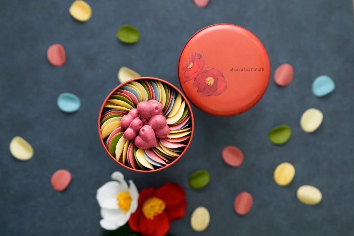 日本商家推出了五彩繽紛的花瓣形狀朱古力,每種顔色的花瓣代表不同口味的朱古力。