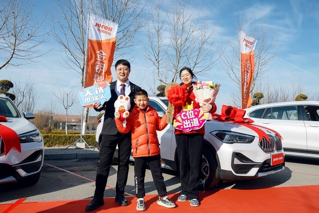 傑瑞股份去年净利為14.95億人民幣,授車儀式設立15年以來,祭出車輛總金額已超過7300萬人民幣。