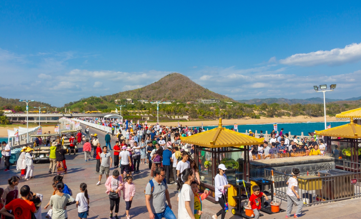 在三亞經營酒店、遊艇等一站式服務項目的負責人表示，「以前我們是怕沒有單，現在是怕沒有車、房和船！」