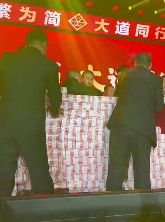 另有部分網友則表示並不驚訝,以現金等形式發放員工福利早已是河南礦山的企業文化之一。