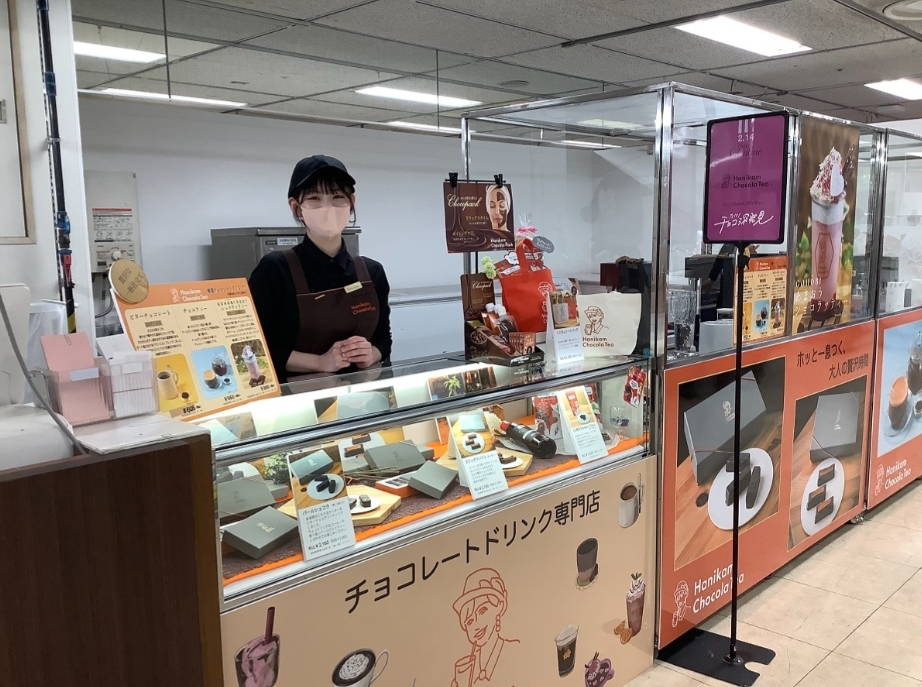 大版百貨的朱古力特賣會場一天内會推出各種現做朱古力甜點,以吸引消費者天天來報到。