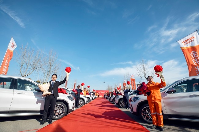 傑瑞股份在「金鑰匙獎」授車儀式為優秀員工祭出39輛總價值800萬人民幣的比亞迪和寶馬車款。