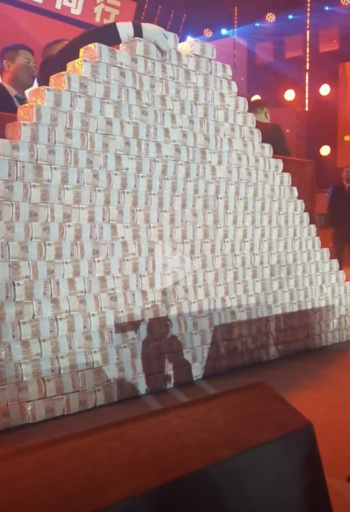 河南礦山集團於17日舉辦銷售年度總結大會,企業負責人在現場向40多名銷售員發放了6100萬元年終獎