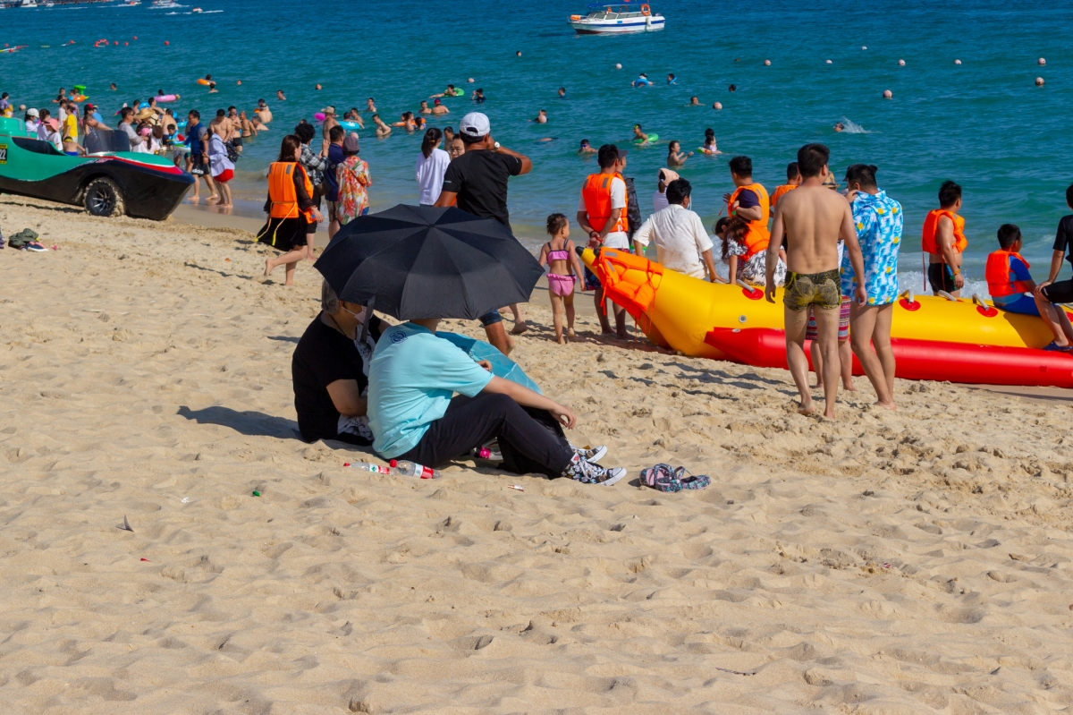 許多「陽康人」（新冠康復者）選擇在元旦假期湧向三亞旅遊避寒。