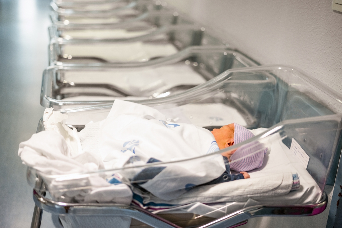 歐洲有8個國家在過去10年人口比率下滑,其中一些國家的婦女平均每年只生下1.2至1.6個孩子。