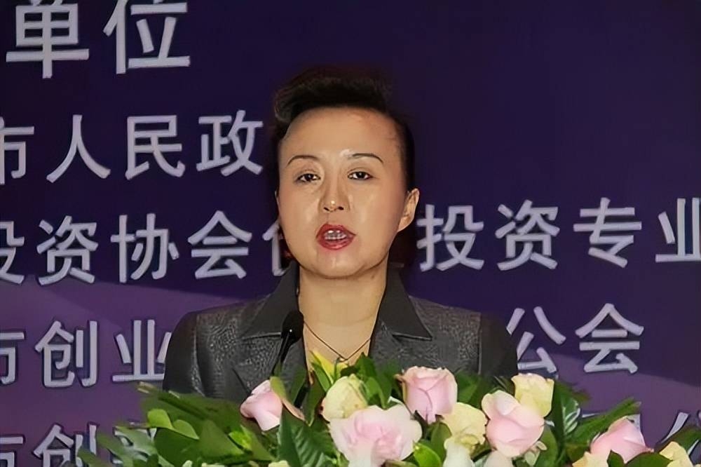 曾長虹是第一位被舉報涉嫌「逃逸式辭職」的公務員。