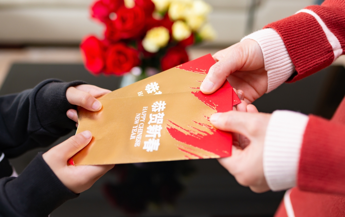 女網民透露,上司給每個人發了千元大利是,不曾想卻需回贈禮物,讓她直呼麻煩。
