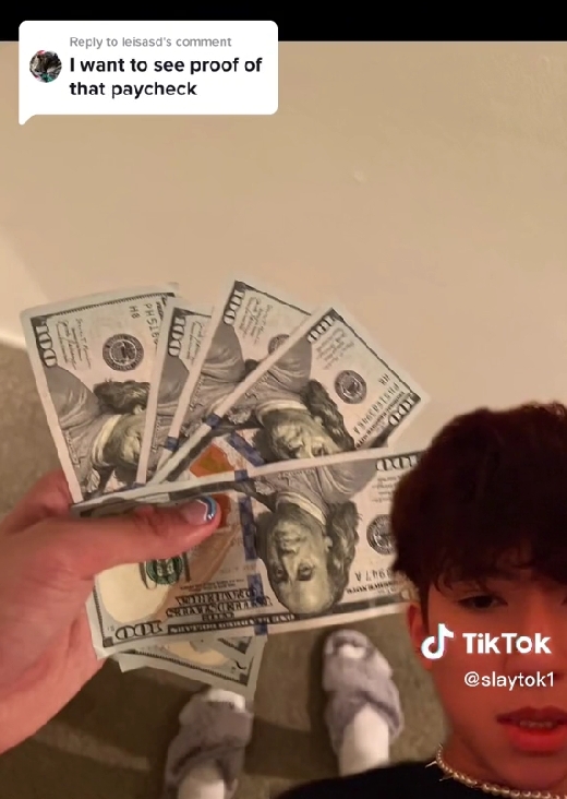 這名員工在網民的要求下曬出他扣除房租等生活費用後的薪金。