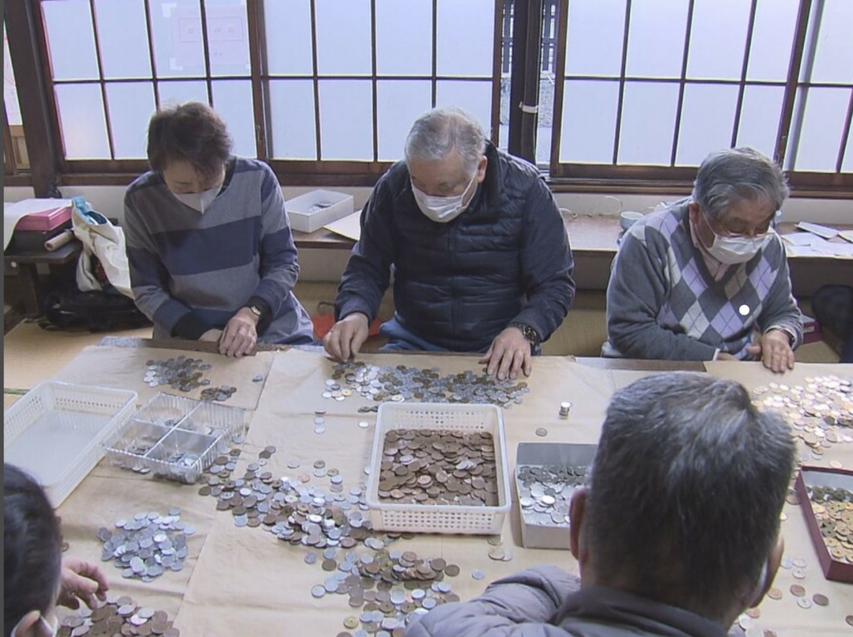 日本神社和小商家想到互相兌換硬幣的妙招,以此省去高額手續費用。