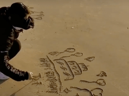 漂亮的落日景象以及沙灘上的祝福語,吸引不少人找她沙灘代寫,王女士也開始全職從事這份工作。