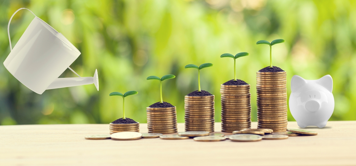 每月努力儲蓄然後作適當投資,是擺脫月光族的最好方法。