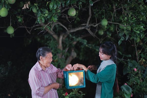 李子柒童年生活十分坎坷，與奶奶在鄉下相依為命。