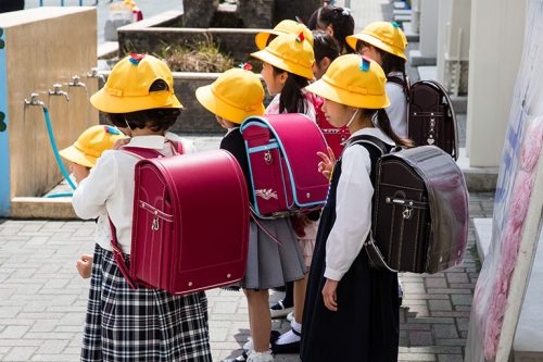 若願意搬離東京,日本政府將提供搬遷家庭中每個小孩6萬元的補貼。