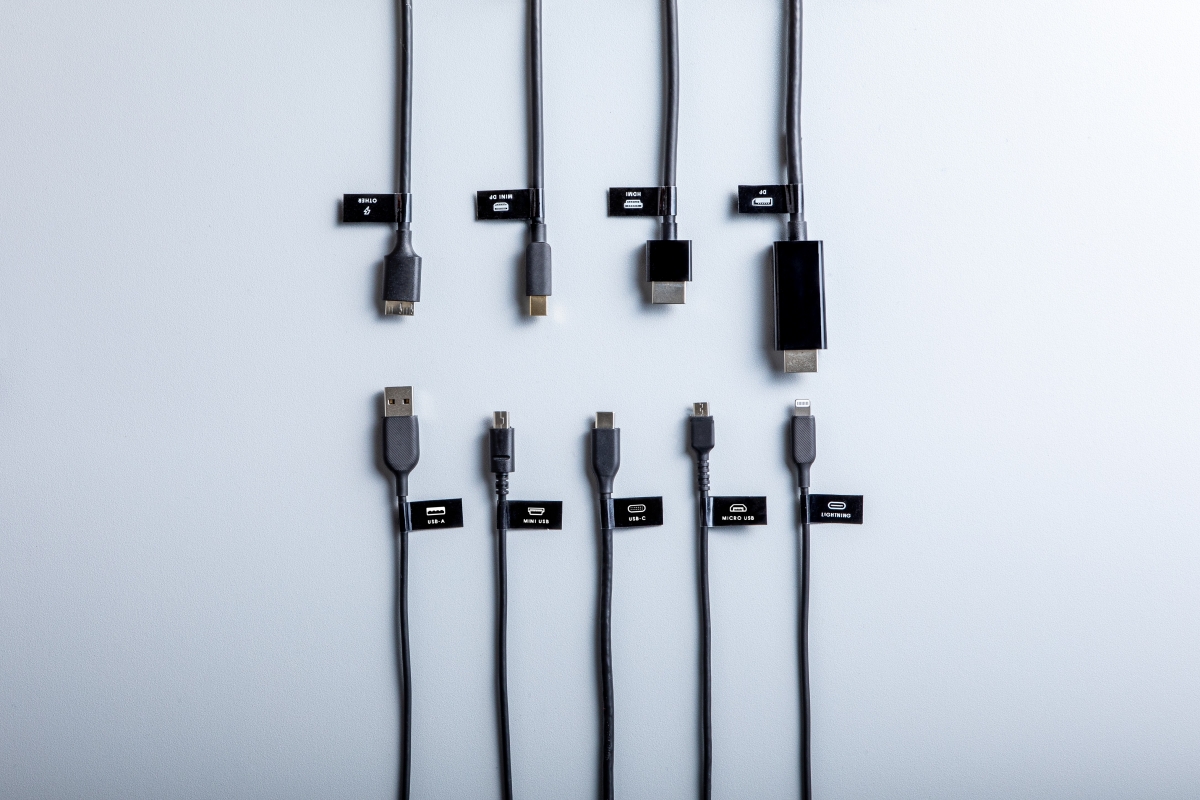 以Brother P-touch PTD200HK或Brother P-touch PTD600HK標籤機打印出來的「TZe 335 黑底白字 12毫米」標籤標示不同電線,保護電線之餘又易於識別。