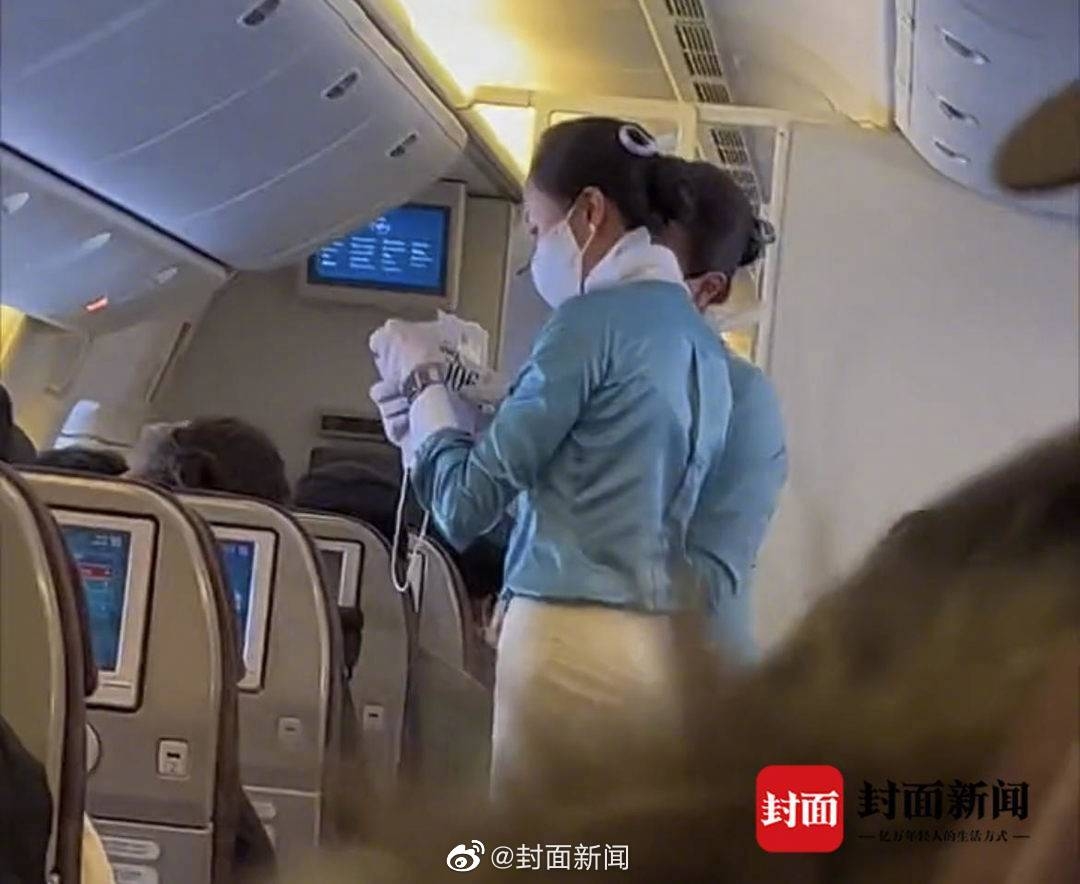 大韓航空空姐正在向韓籍旅客派發白牌。
