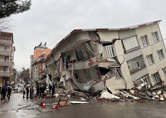 土耳其當局還表示,強震已造成至少5600棟建築物坍塌,還有數以萬計的災民正面臨尋求庇護所的難題。