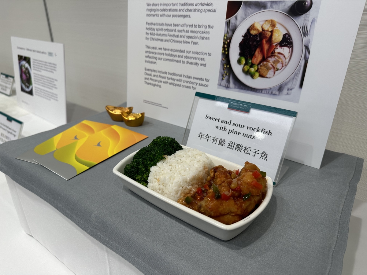 國泰推出農曆新年限定的甜酸松子魚,供特選經濟及經濟艙乘客選擇。