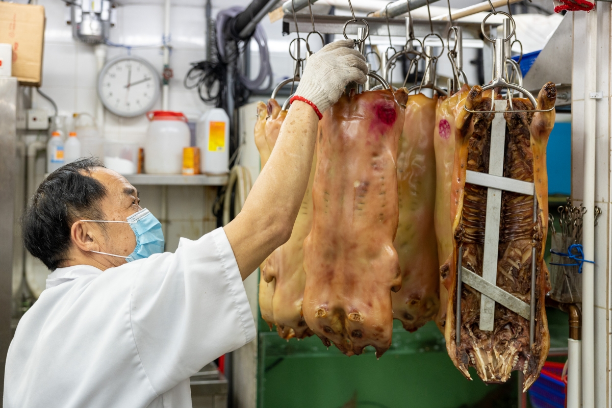 為配合新店開張，新斗記1月份在電子商務平台TapNow上架，並向食客提供折扣優惠。黃小姐透露，原隻乳豬銷量較預期大增逾20倍，幾乎供不應求。