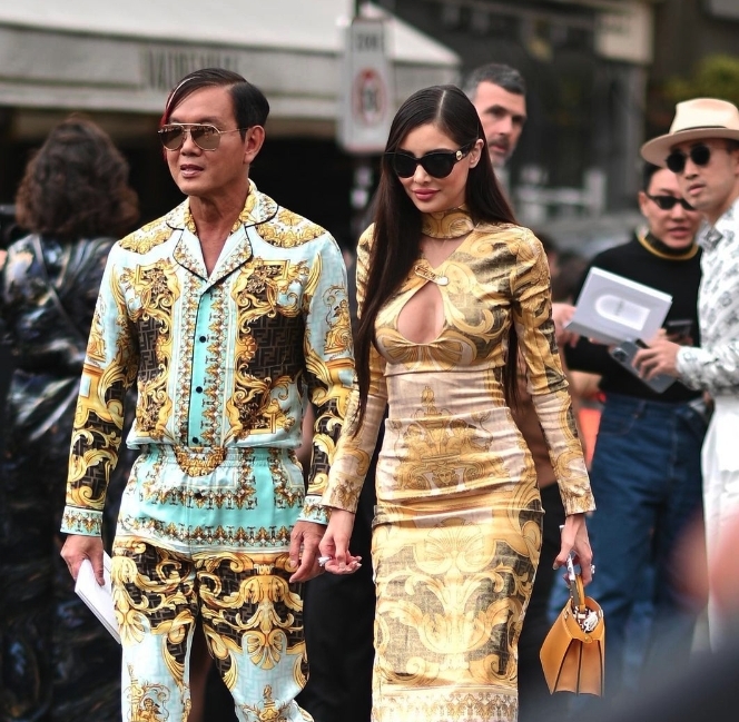 兩公婆經常以一身金光閃閃打扮亮身。