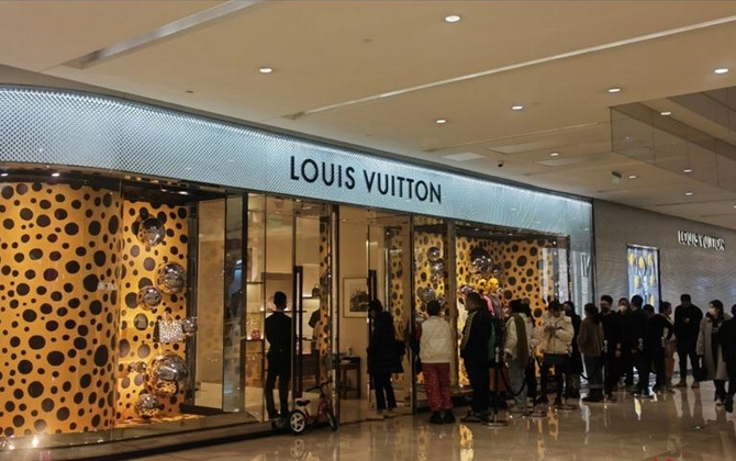 顧客蜂湧而至之下，不少店鋪需限制入場人數，令各地的奢侈品門市如廣州太古匯、北京SKP、上海ITC、成都IFS等都大排長龍。