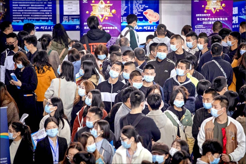 中國民企員工需求量砍半,青年失業率達到將近20%,創下新高紀錄。
