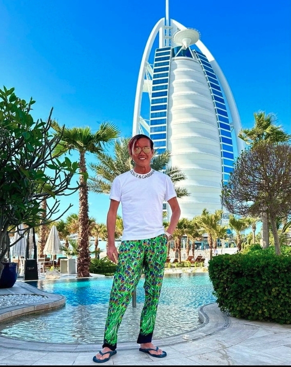 洪永時入住杜拜最奢華酒店之一的帆船酒店(Burj Al Arab),一晚要價最少1萬港元起。