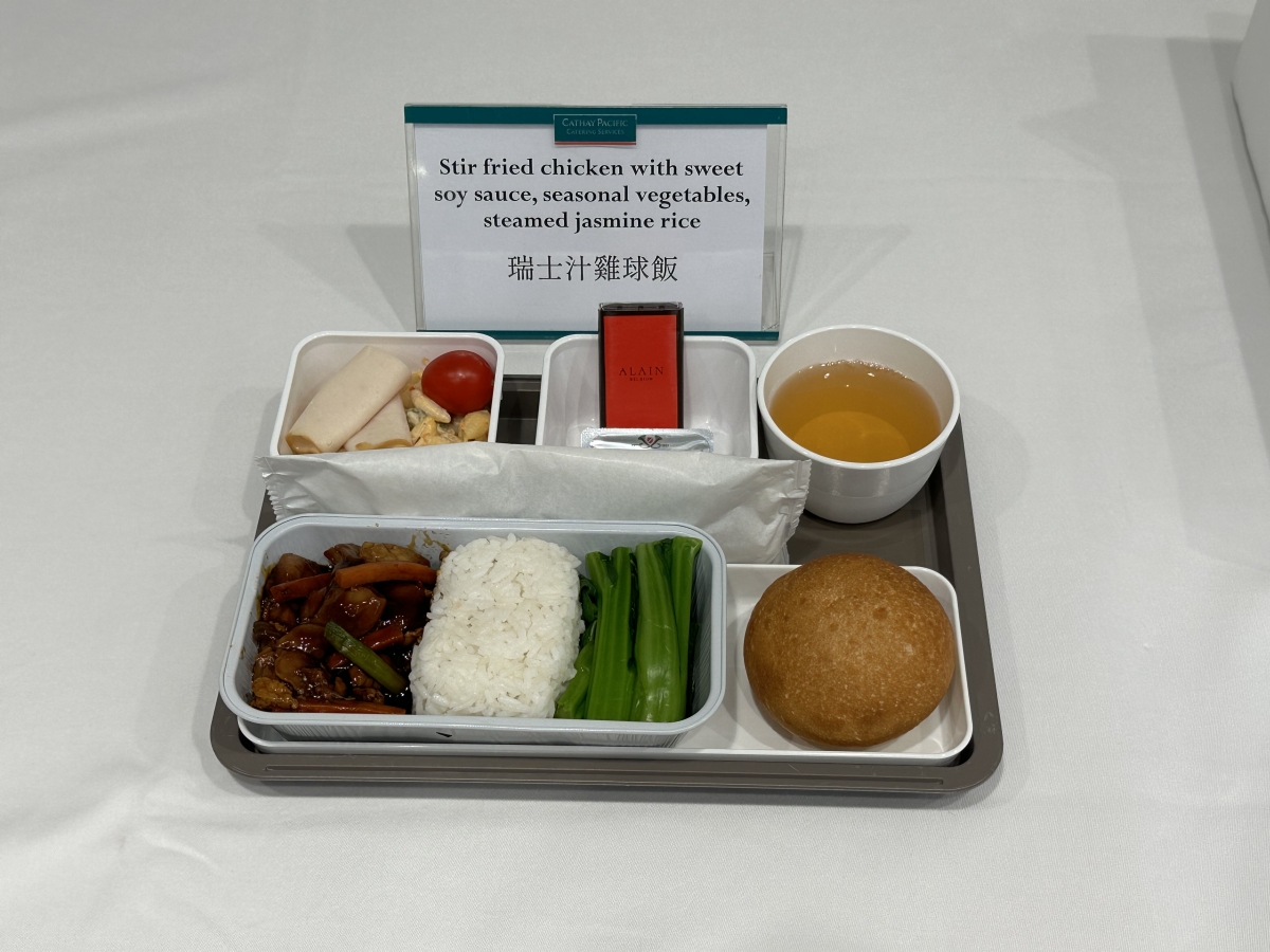 經濟艙乘客亦可享用瑞士汁雞球飯。