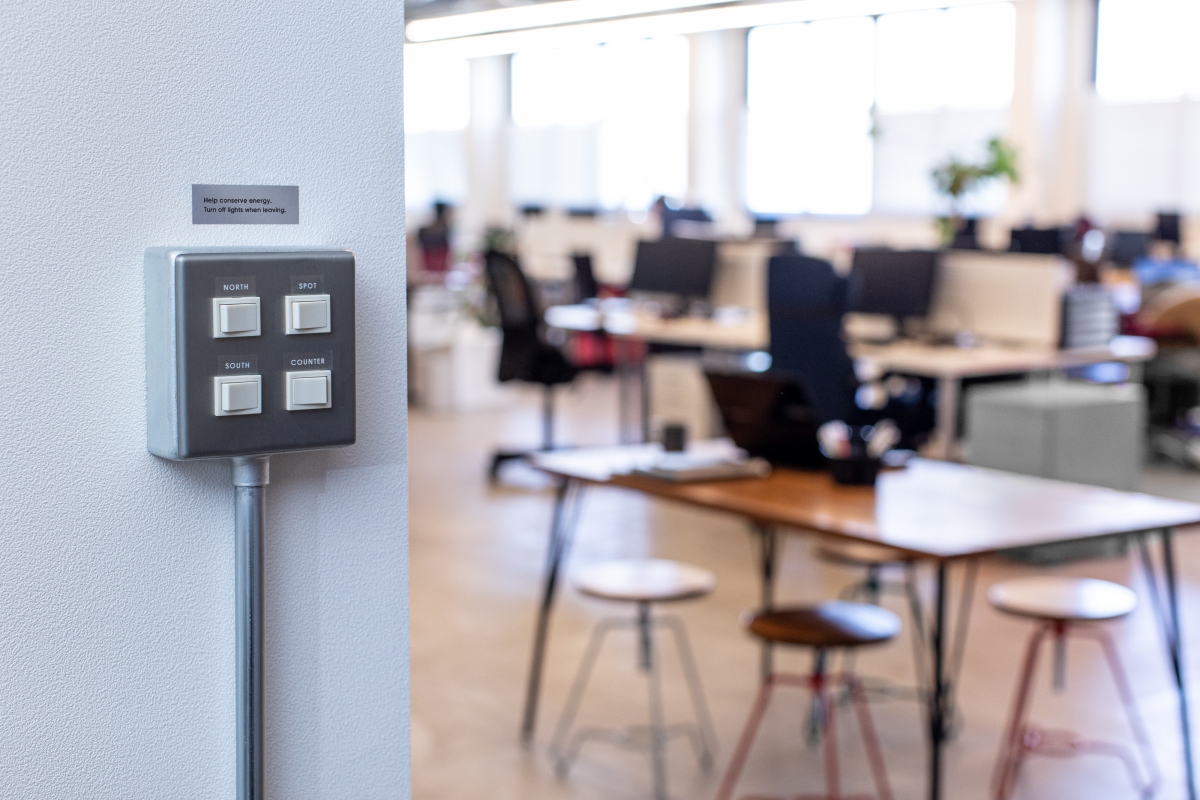 以Brother P-touch 標籤機PTD600HK 打印 「TZeM951 銀底黑字24毫米」及「TZe 135 透明底白字 12毫米 」標籤,電掣開關一目了然。