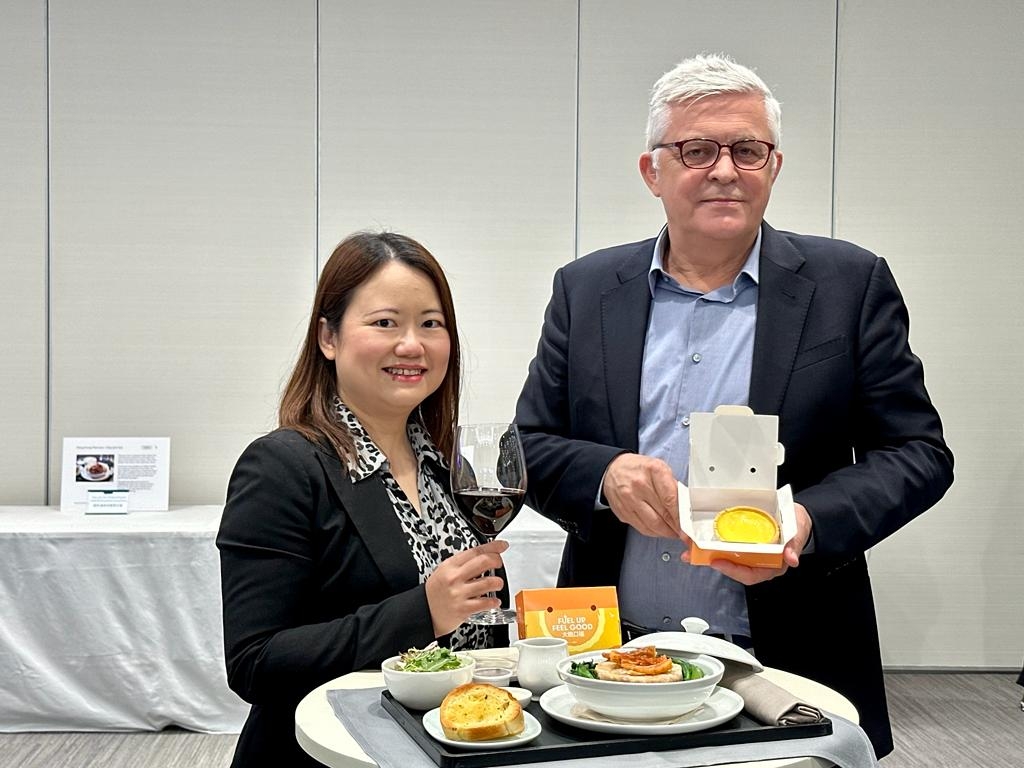 國泰航空飲食服務行政總裁李載欣(左)指,航空業正面對招聘困難,但會努力加緊招聘人手。旁為常務總裁盧業恆。