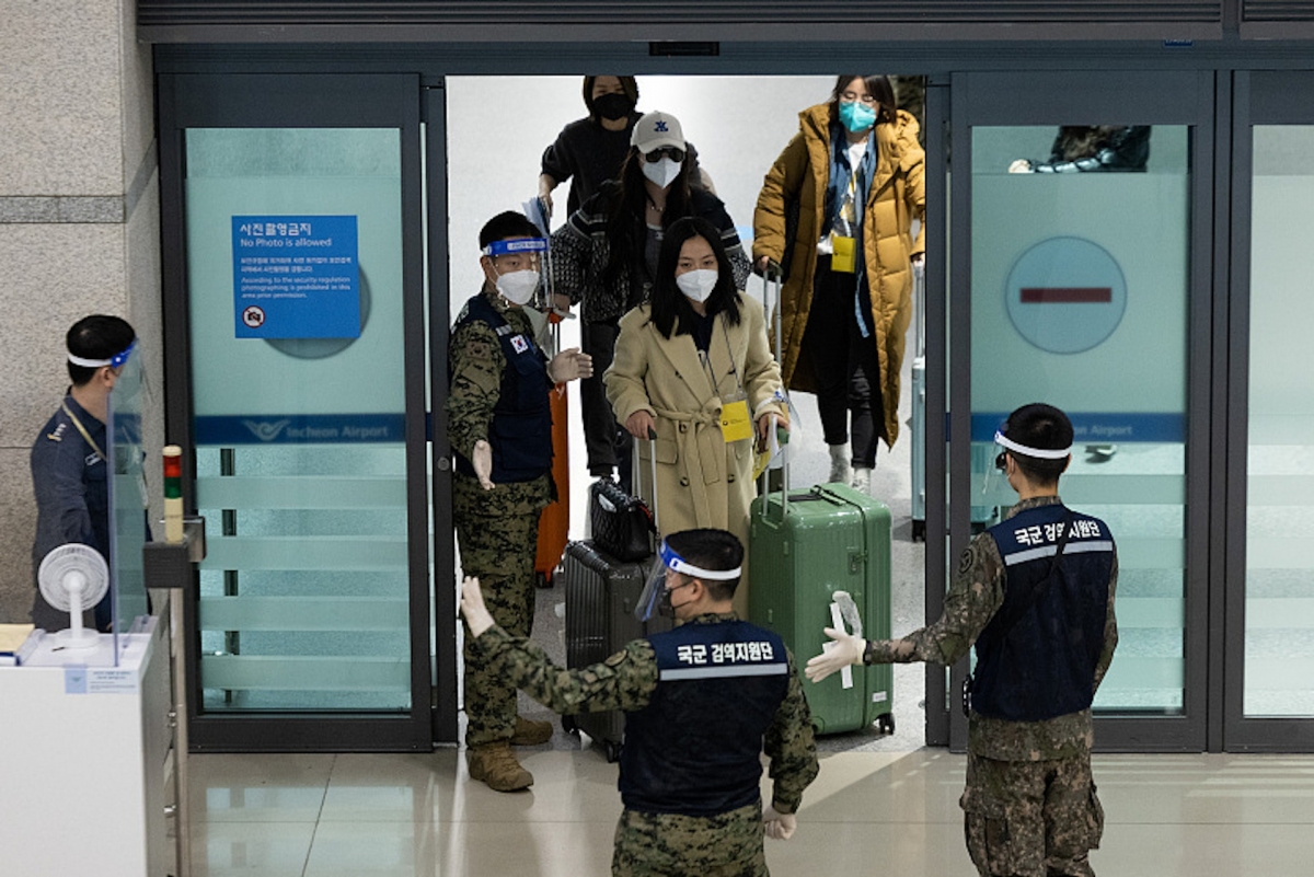 早前,中國旅客入境韓國時被要求戴上黃牌、走專用通道做核酸檢測。