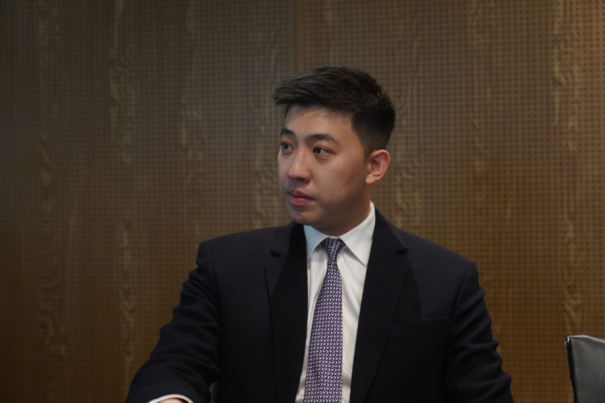 Tim在英國結識了一群年輕創業者後，開始對營商感興趣，認為「做人就是要做生意」。