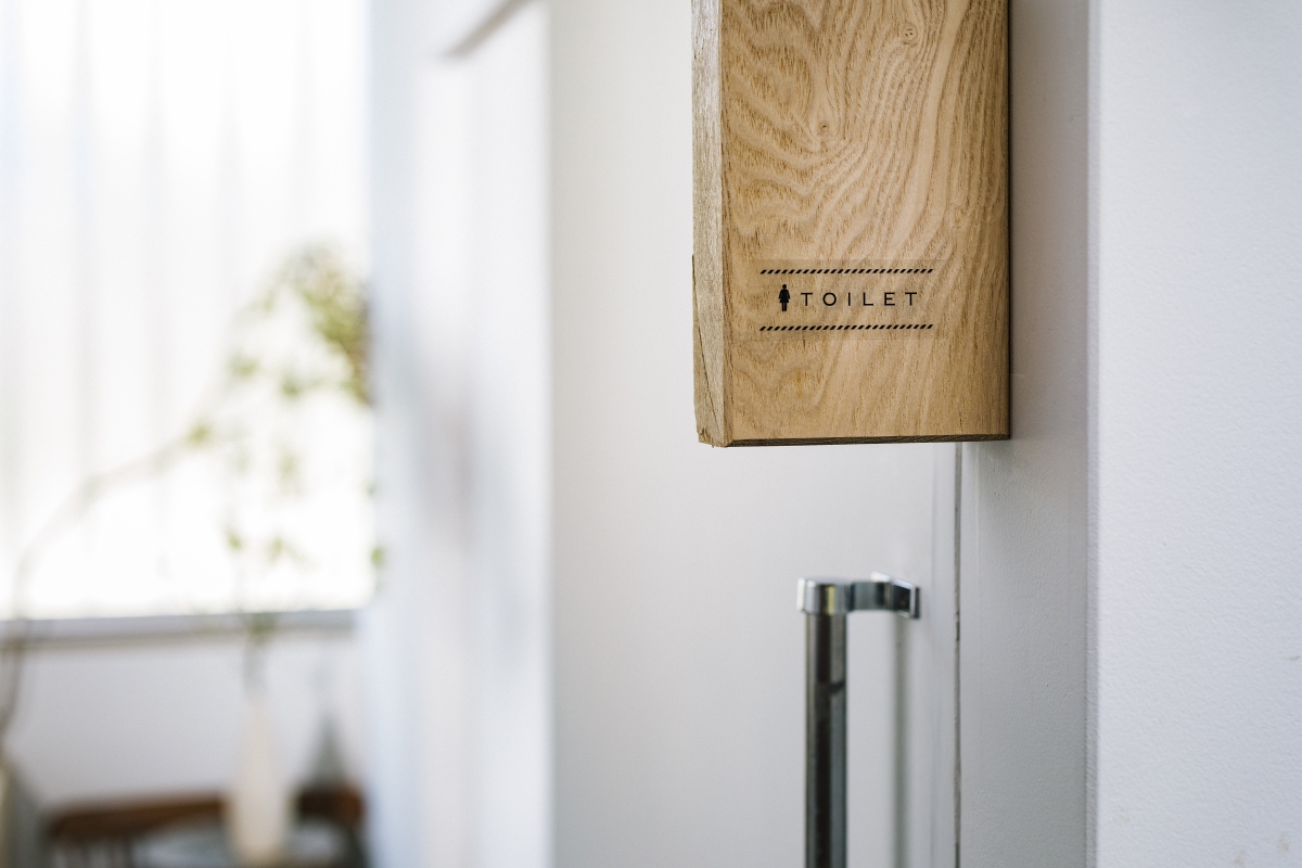 「TZe151 透明黑字 24毫米」標籤,具備防水特質,用於洗手間指示牌,適合不過。